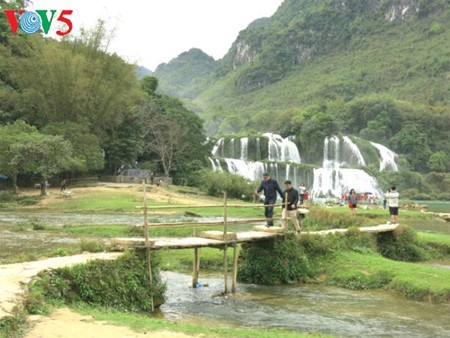 Ban Gioc Waterfall - the largest natural waterfall in Southeast Asia - ảnh 12